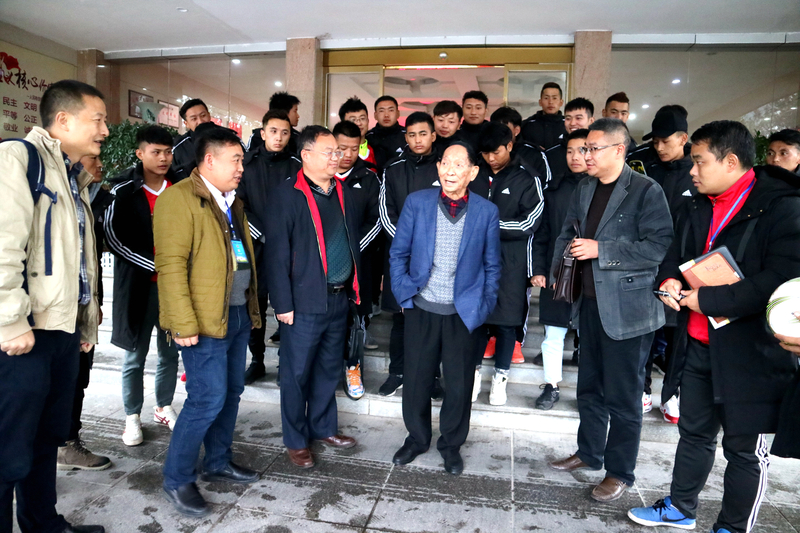 1512095275766006301.jpg 与带队老师亲切交流.jpg