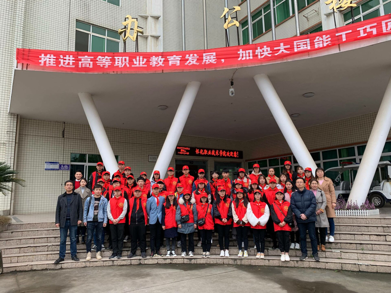 1553653380909047336.jpg 办公楼合照.jpg