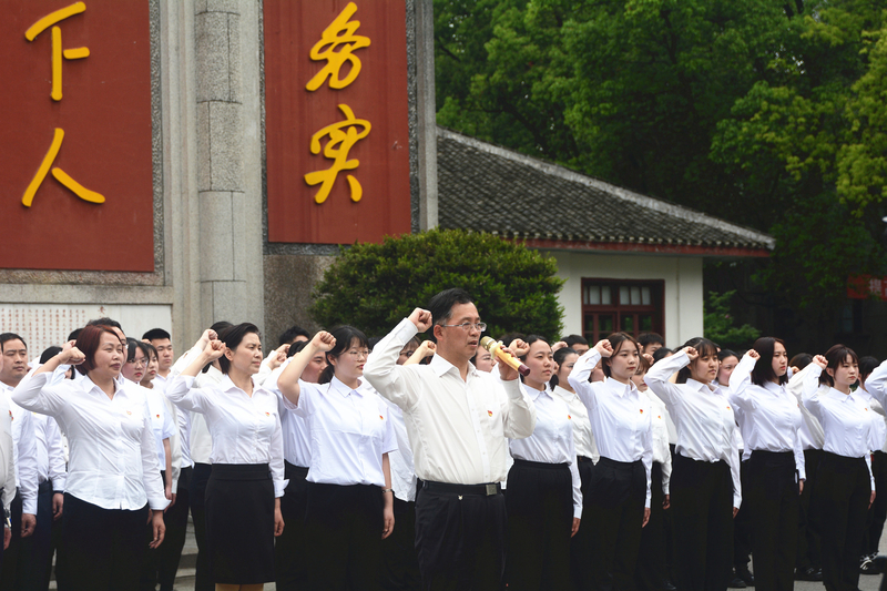 1619679599001086027.jpg 宣誓照片.jpg