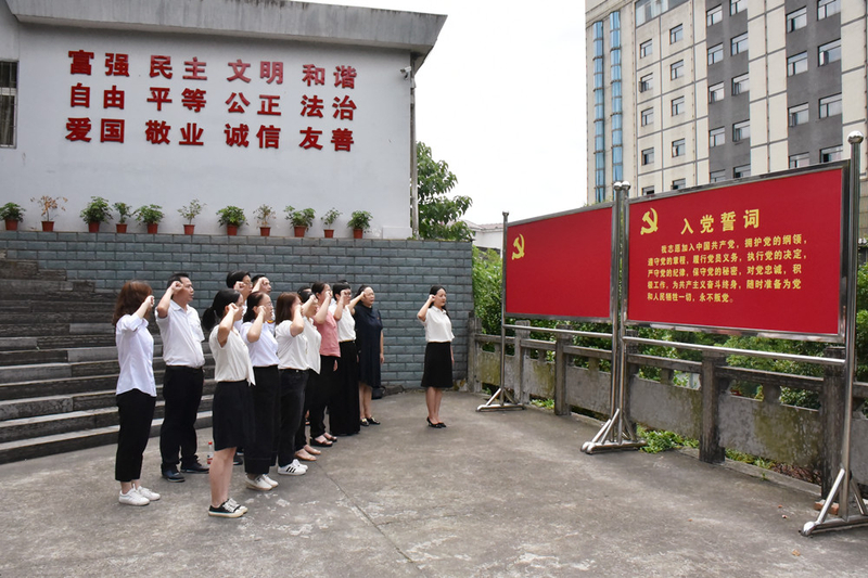 1625036779585000951.jpg 重温入党誓词.jpg