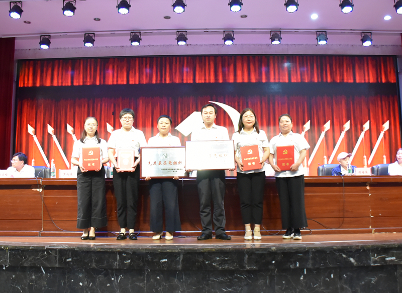 1625132170056035998.jpg 4表彰先进1.jpg