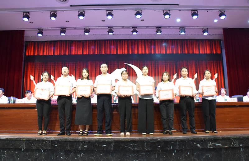 1625132187668092435.jpg 4表彰先进3.jpg