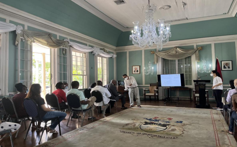 1661302528189084289.png 黄良斌老师给罗德尼·威廉斯总督介绍中国选育的蔬菜品种.png