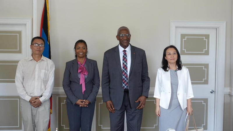 1661302543430039637.png 罗德尼·威廉斯总督携夫人与.png