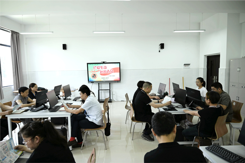 1687136744916008012.jpg 1、学习《禁毒宣传教育手册》.jpg